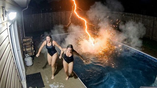 Невероятные удары молнии, запечатленные на камеру.