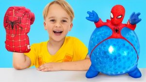 Крис лопает надувные игрушки и становится супергероем!