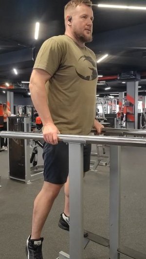 Отжимая на брусьях