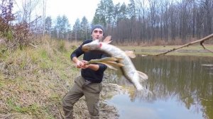 ловля Рыбы НА самодельную Острогу,закоптил улов на костре вместе с грибами