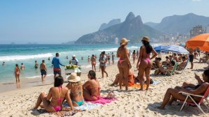 роскошная женщина загорает и купается совершенно без стеснения