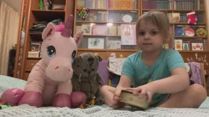 Ева кормит Басика и Единорога кормом