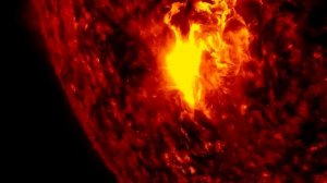 Очень сильная вспышка произошла на Солнце впервые за почти два месяца.

Облако плазмы от нее может у