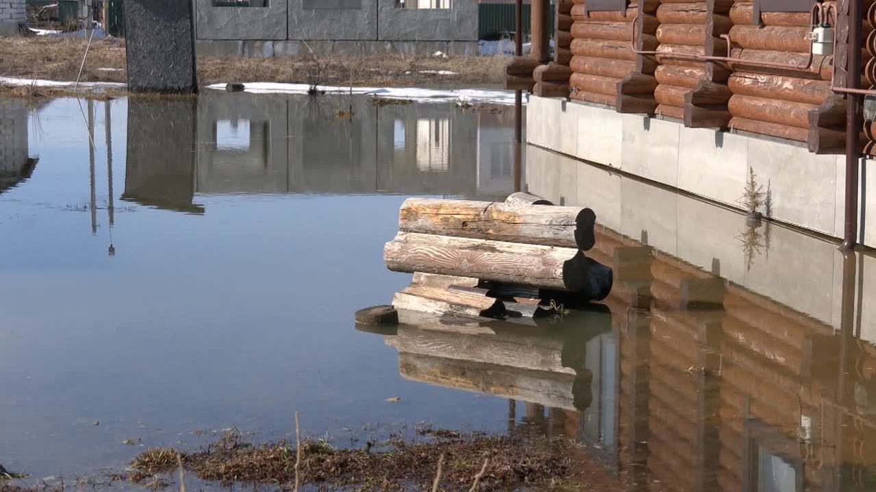 В костромском п. Первый городские службы ликвидируют скопления талых вод