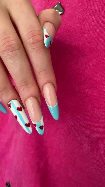 Длинные ногти дают больше пространства для росписи и создания сложных композиций