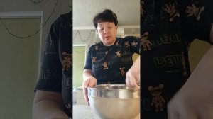 Замесила тесто 🍞 Десерт вчера получился 💣Жаль только,что быстро заканчивается 😁