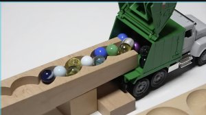 МУЛЬТИКИ ДЛЯ ДЕТЕЙ ПРО МУСОРОВОЗЫ. СОБИРАЕМ ШАРИКИ В МАШИНКИ.