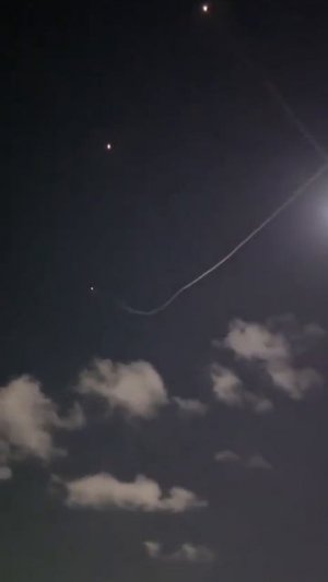 🔥 Иранская ракета уклоняется от израильской ПВО над Тель‑Авивом