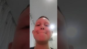 играю на стриме в маинкрафт