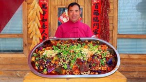 Очень острые овощи и фрикадельки в курином бульоне в горшочке. Кухня Китая