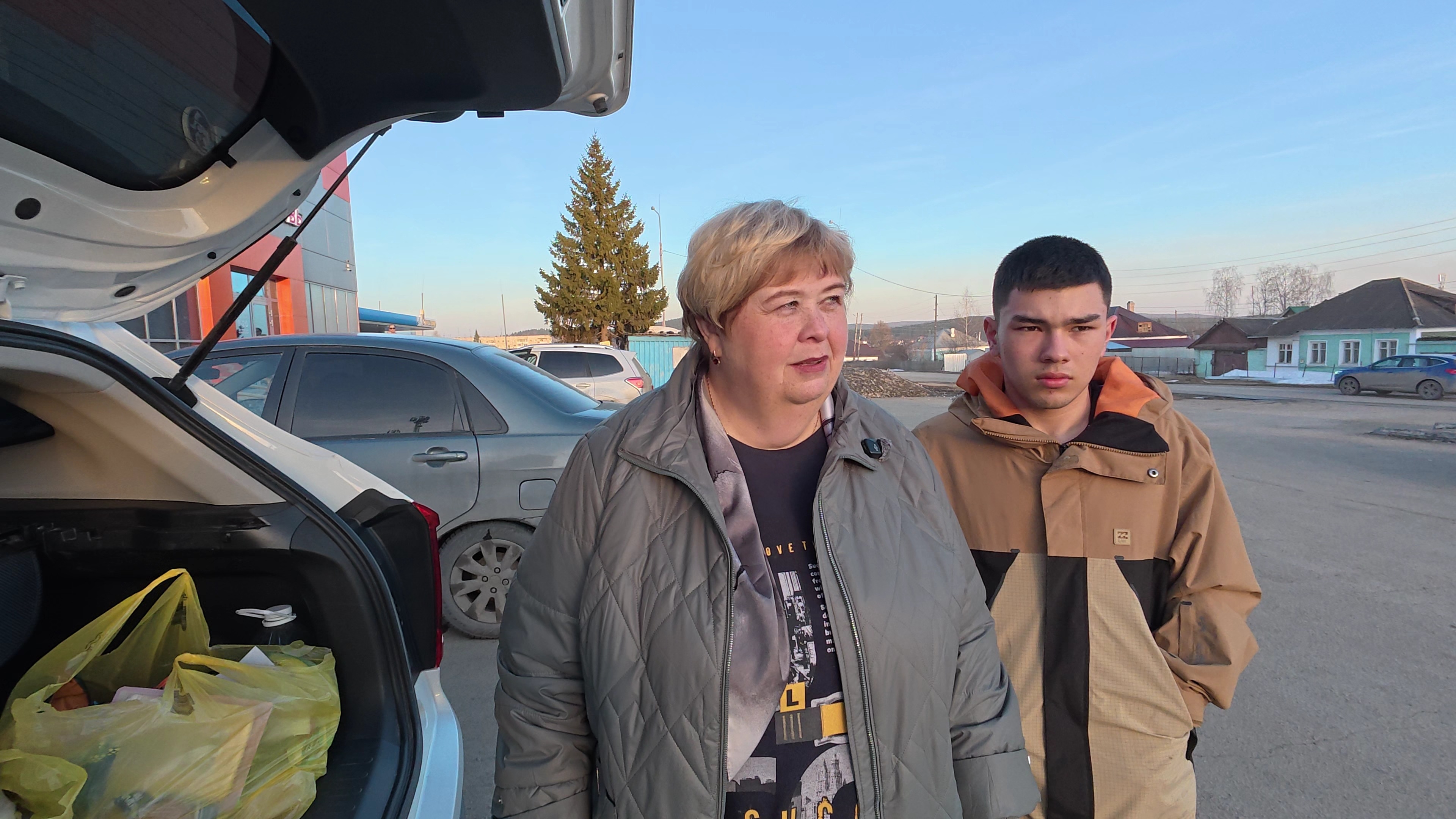 ⁣Поем песни с Абдугани  пекируем рассаду.  Заехали в Чижик за покупками.