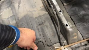Как трескается родная шумоизоляция через 10 лет на примере Toyota Prado