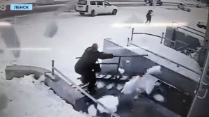 Ленчанин едва не стал жертвой упавшего с крыши снега