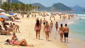 Ах, какие формы! Пышная женщина на пляже в Рио