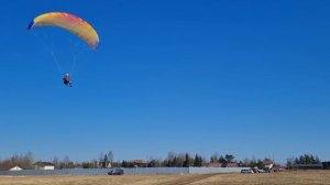 Заход на посадку на параплане на точность приземления. Парапланеризм. Парапланерные соревнования.