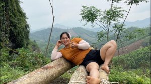 Девушка договорилась и успешно купила три бревна, ловко погрузив их на телегу.