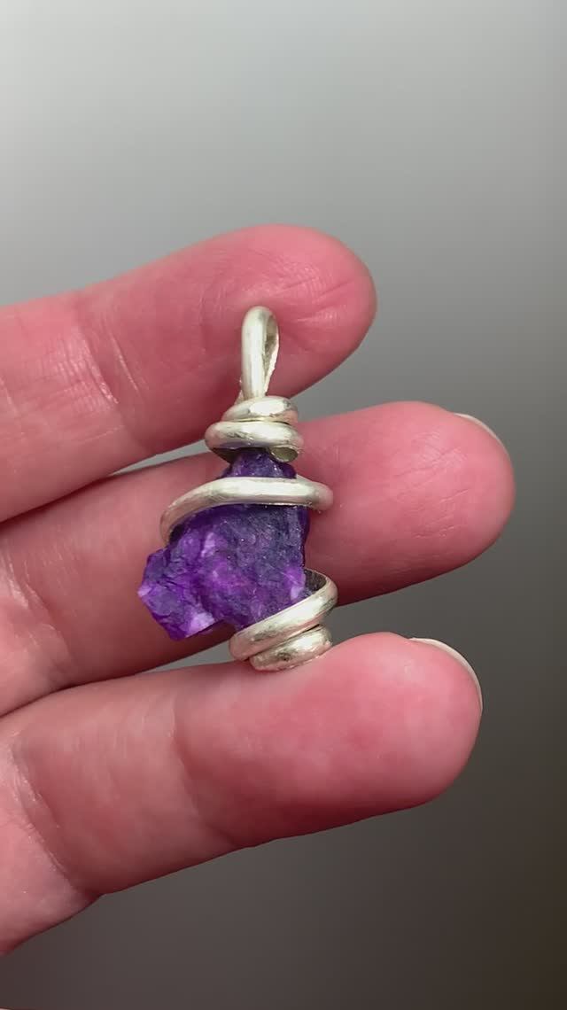 Сугилит кулон