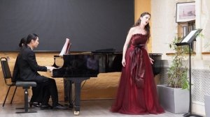 Екатерина Соколова исполняет арию Эльвиры из оперы «Пуритане» Беллини. Фортепиано — Се Луцзюнь