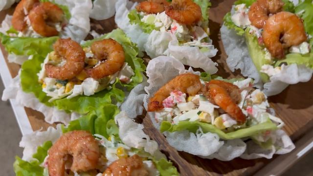 Оригинальная подача салата в лодочках из рисовой бумаги