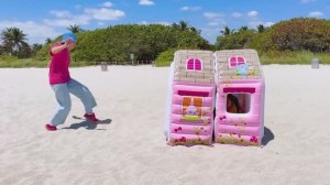 Алиса играет на песке