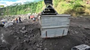 Строительство, экскаватор копает песок