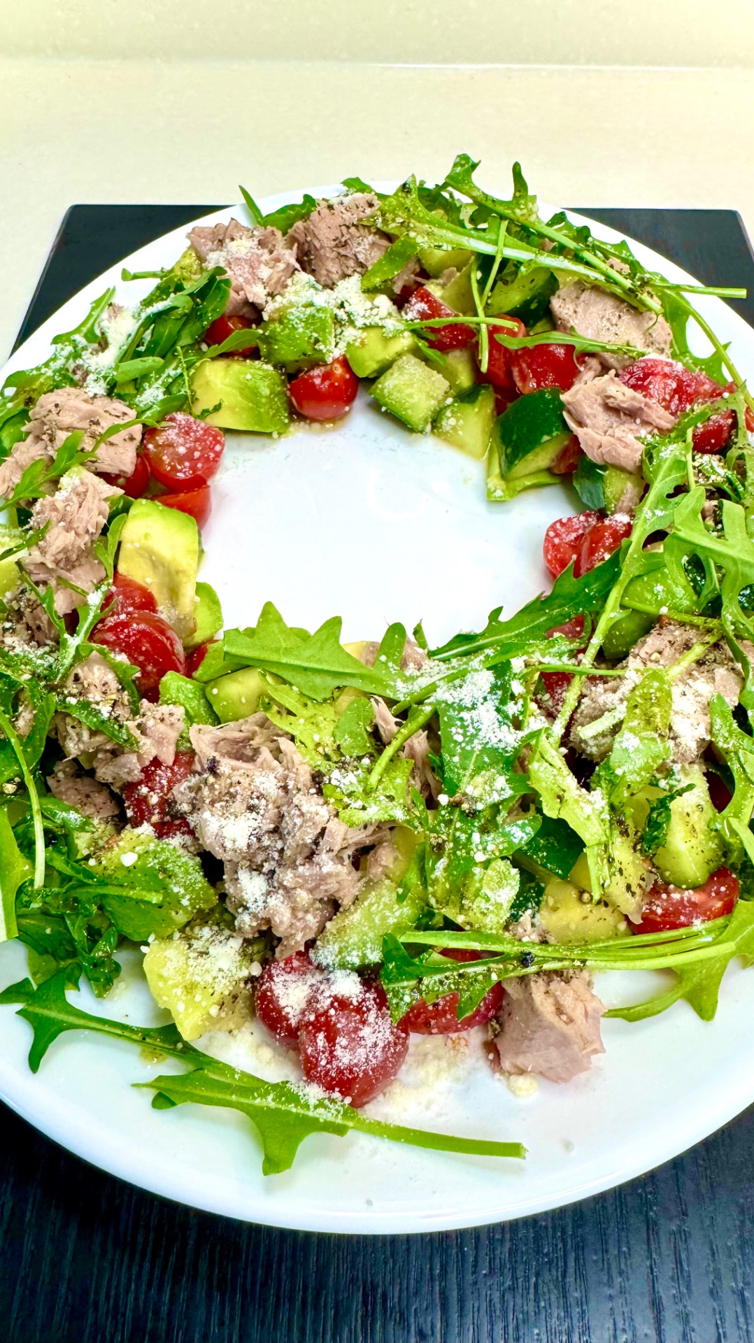 Праздничный салат «Кольцо» с тунцом, авокадо и овощами!