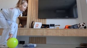 учим нежный танец с мячом