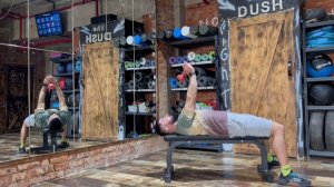 Пуловер с гантелью