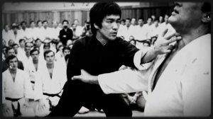 Стивен Сигал сказал Брюсу Ли:
«Продержись 30 секунд - назову тебя мастером». Через 7 секунд...