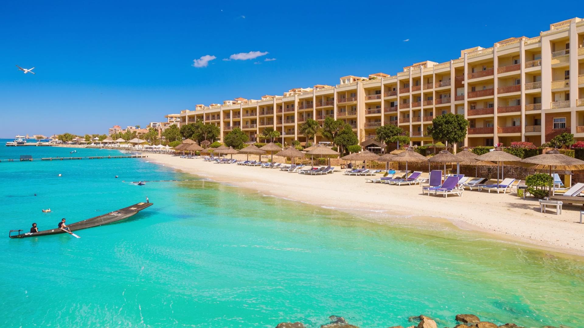 В дверь вошла Алла, одна, я кинулся к ней, мы поцеловались, я пытался прижать ее к себе...