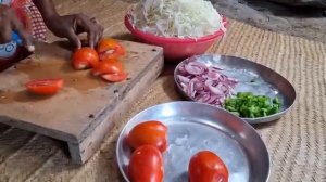 Африканская деревенская еда из кукурузной муки с овощами.