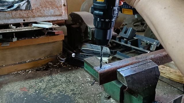 Дрель-шуруповёрт аккумуляторная TECHNICOM TC-CD797 в работе