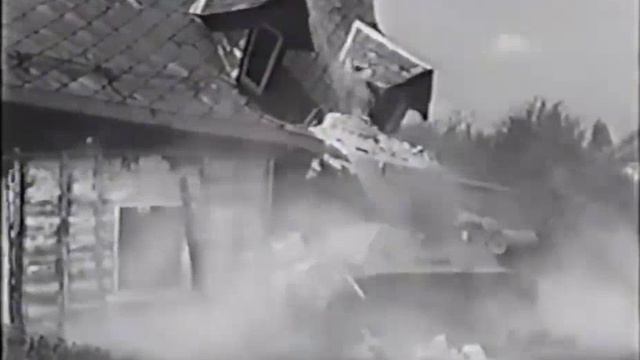 Т-34 берёт на таран жилую постройку