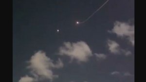 Иранская ракета уклоняется от израильской ПВО над Тель‑Авивом.