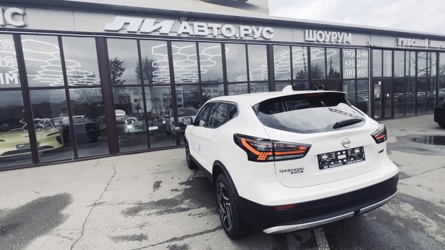 Белый ниссан Кашкай