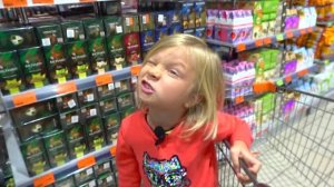 СОФУНЬЯ ШАЛУНЬЯ - ПАПА И СОФИЯ ДЕЛАЮТ ПОКУПКИ. РОЗОВЫЕ ПОКУПКИ ПРОТИВ СИНИХ.