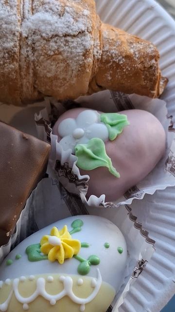 Сладкое начало дня: утренние пирожные как ритуал счастья😋🧁🍰#утро #пирожные #сладкое #завтрак #коф