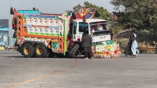 Перегрузили грузовик - сломали ось. Пакистанские механики устраняют поломку
