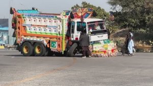 Перегрузили грузовик - сломали ось. Пакистанские механики устраняют поломку