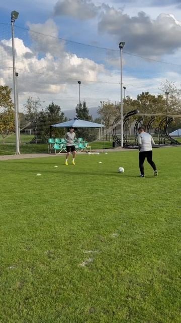 Передачи в движение (две ноги) 1,2 касания