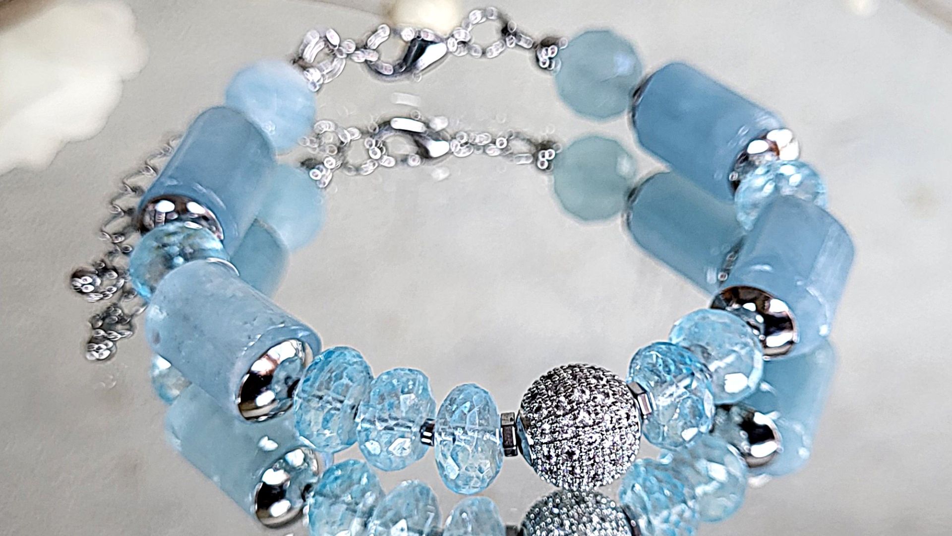 Браслет из аквамарина, топаза