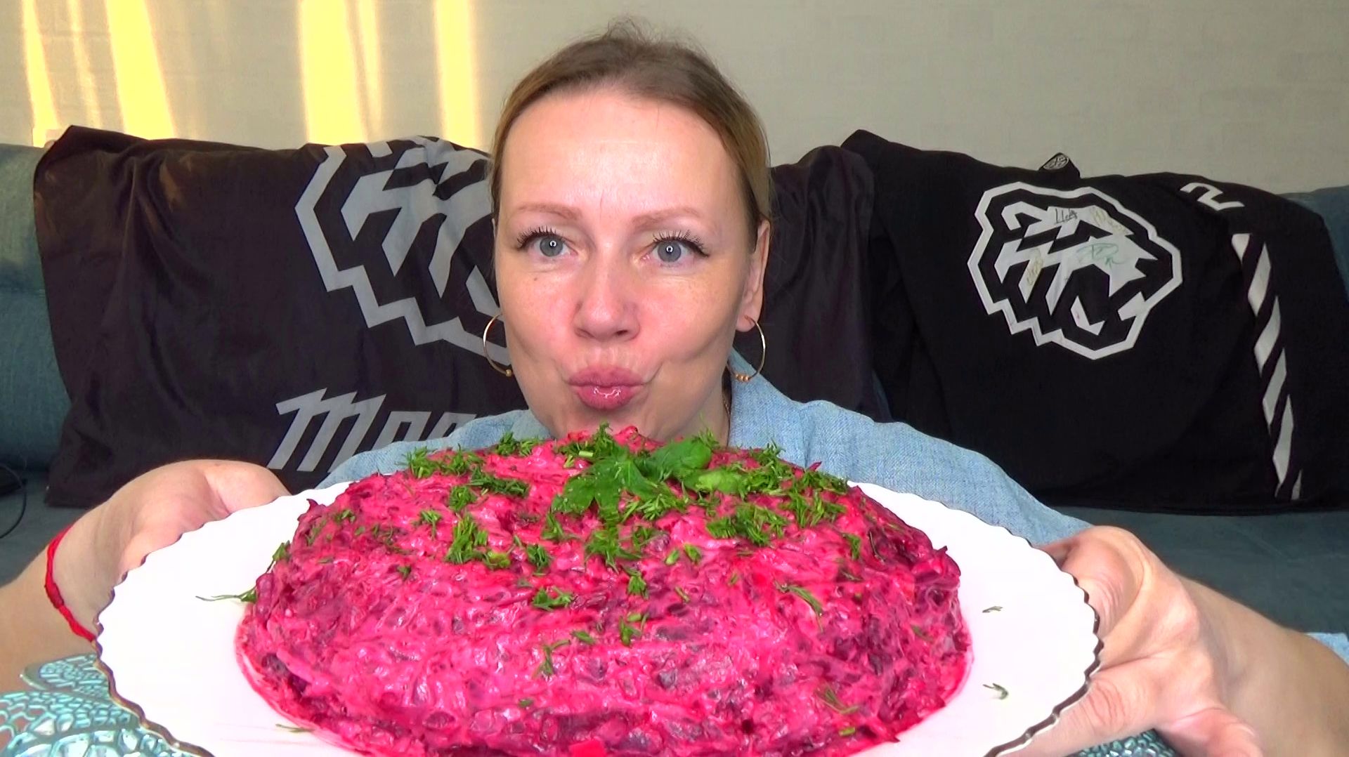 Мукбанг от Яновны Королева стола Селедка под шубой. Еда вкуснота. смотреть онлайн