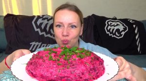 Мукбанг от Яновны Королева стола Селедка под шубой. Еда вкуснота.