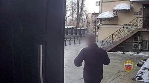 В Москве полиция перехватила курьера аферистов и вернула обманутой пенсионерке 500 тысяч рублей