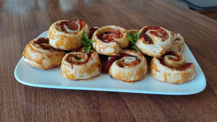 ЗАКУСОЧНЫЕ РУЛЕТИКИ СО СЛИВОЧНЫМ СЫРОМ И ЗАПЕЧЁНЫМ ПЕРЦЕМ