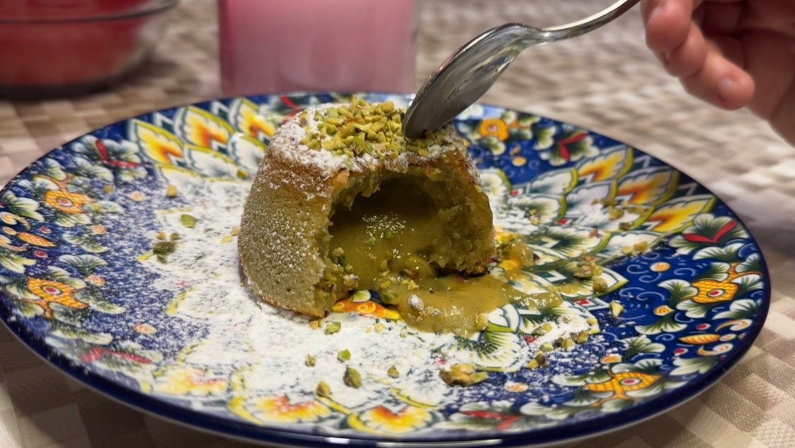 ФИСТАШКОВЫЙ ФОНДАН - ФРАНЦУЗСКИЙ ДЕСЕРТ С ЖИДКОЙ НАЧИНКОЙ