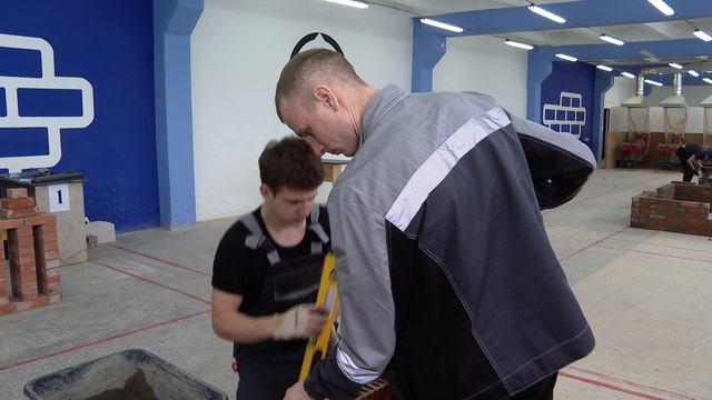 Зачем строить памятники из кирпича и сколько платят каменщикам | «Один день…» с каменщиком смотреть онлайн