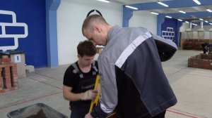 Зачем строить памятники из кирпича и сколько платят каменщикам | «Один день…» с каменщиком