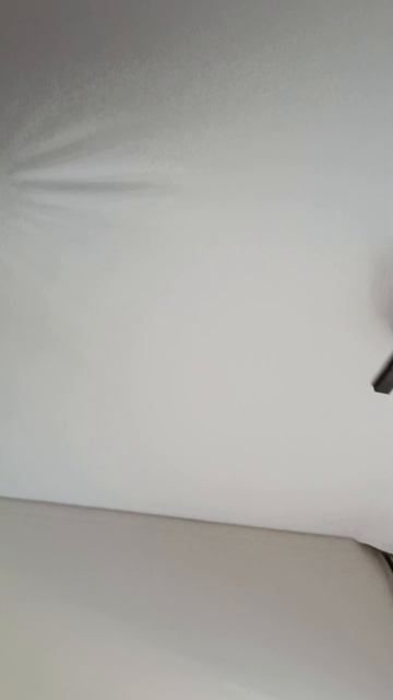 как слить воду с натяжного потолка