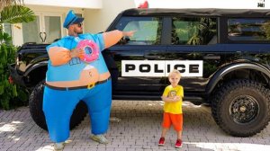 Крис изучает правила дорожного движения